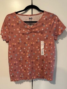 SO Floral Short Sleeve V-Neck Top in Dusty Rose